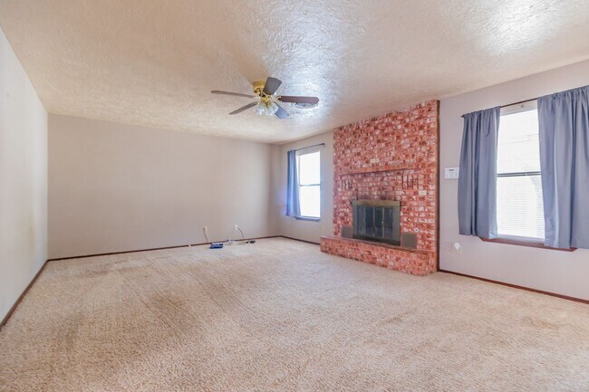 Building Photo - 3 Bedroom 2 Bath Home