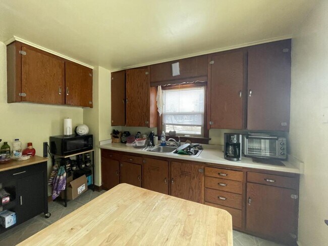 Building Photo - 1323 N 21st St