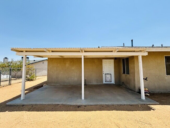Building Photo - Charming 3-Bedroom with 2 Full Baths on th...