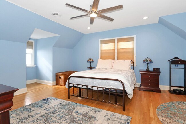 Building Photo - Beautiful Waterview Home on Chesapeake Ave. Contact Victoria Jenkins at (757) 525-7157 for more i...