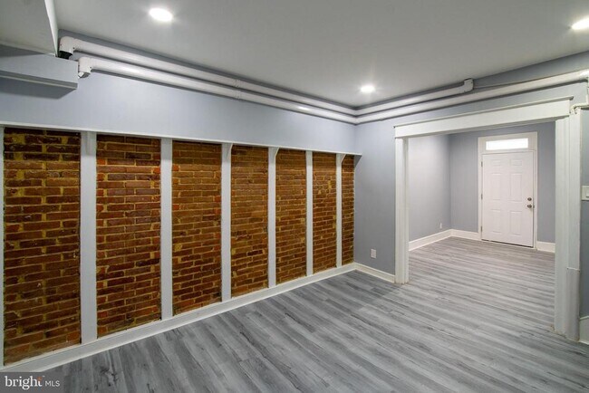 Building Photo - 187 Conarroe St