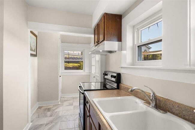 Building Photo - 2119 E Crooked Lake Dr