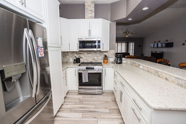 Building Photo - 3 BEDROOM 2 BATH 2 CAR GARAGE POOL HOME W/...