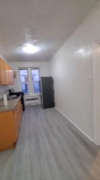 Building Photo - 546 E 93rd St