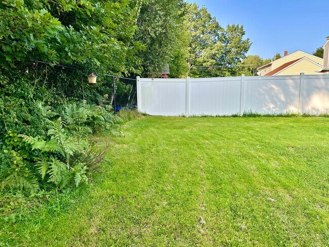 Building Photo - Like New 3BR, 1.5 bathroom Colonial For Rent