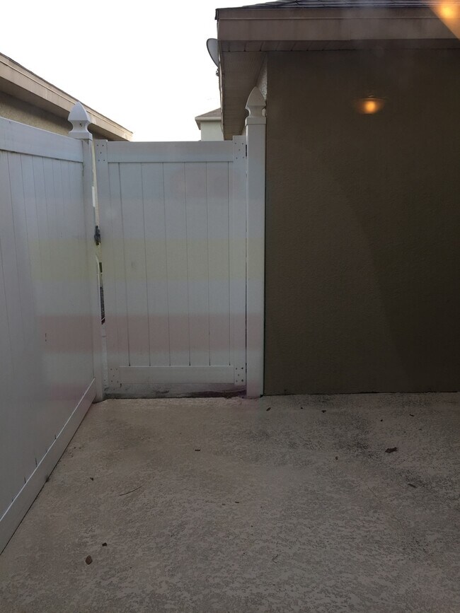 Building Photo - 3 bedroom townhouse in the desired Avalon Park
