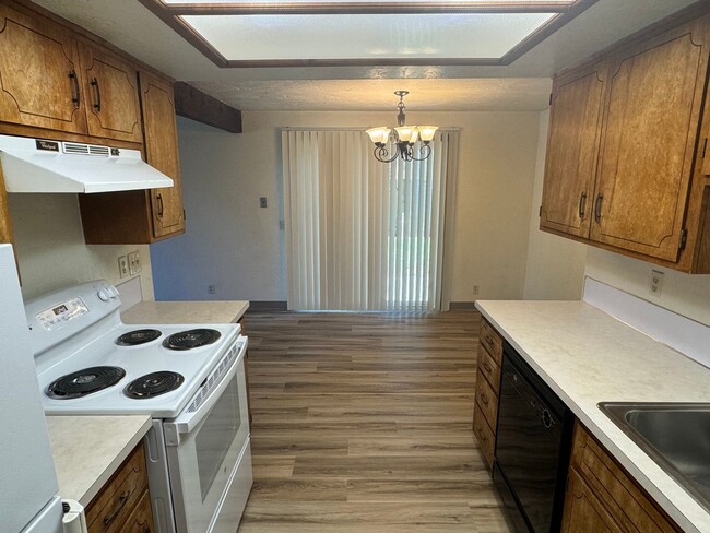 Building Photo - 2 Bedroom Duplex in Southwest Eugene