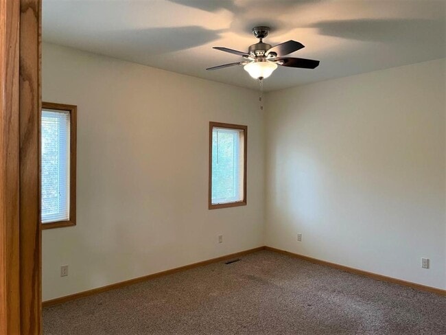 Building Photo - 611 S Cherry Ln