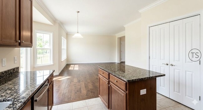 Building Photo - 709 English Oak Dr