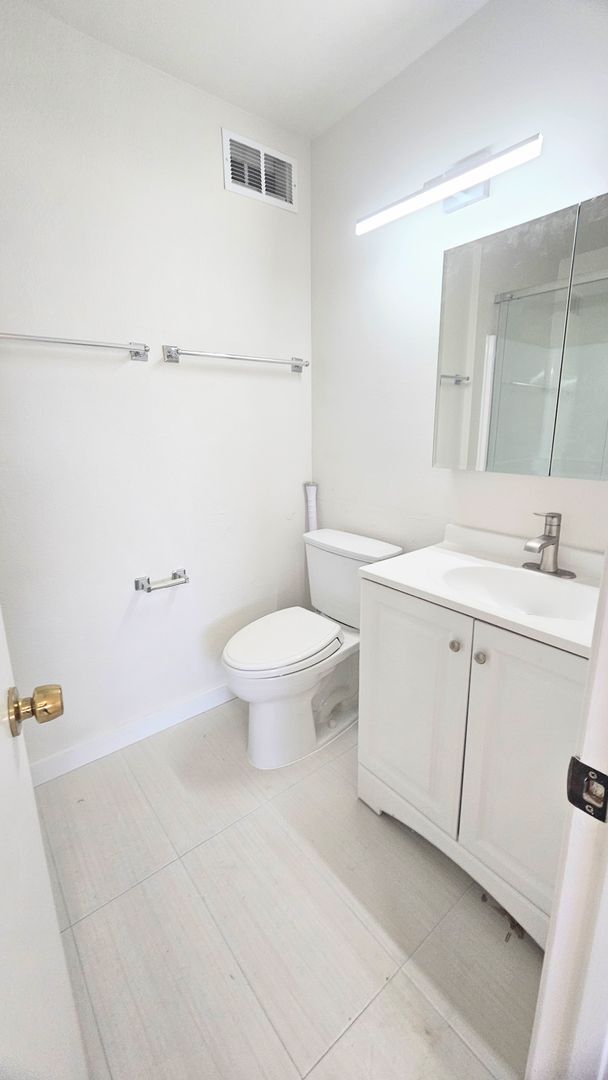 Building Photo - Gorgeous Remodeled 3bed 3bath 2 car garage...
