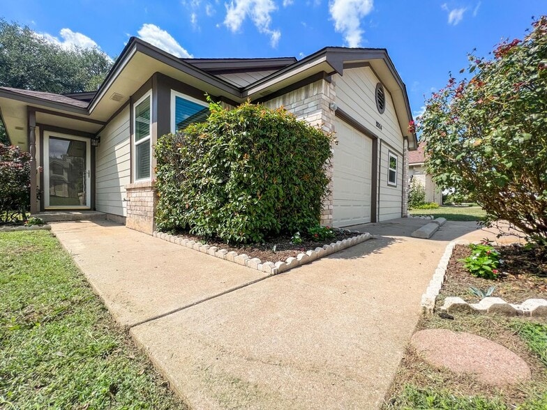 Building Photo - 12004 Thompkins Dr
