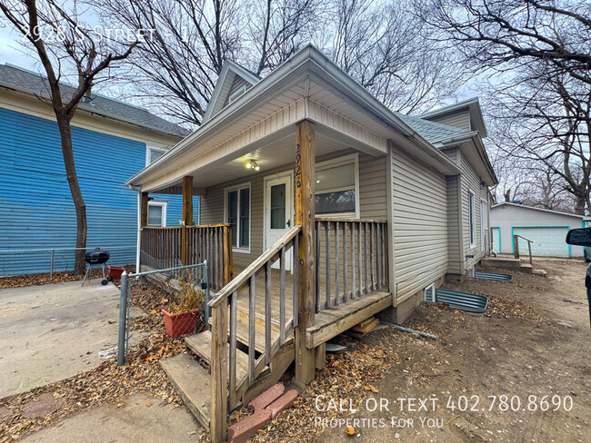 Building Photo - 3 bed 1 bath duplex with garage!