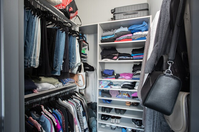 Building Photo - 102 Christopher Columbus Dr