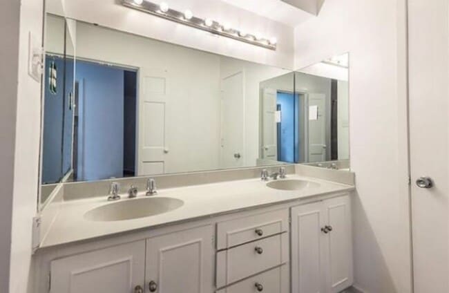 Building Photo - 3BD/2.5BA Townhouse located in Barfield Place!