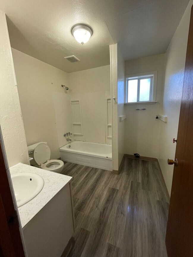 Building Photo - 2148