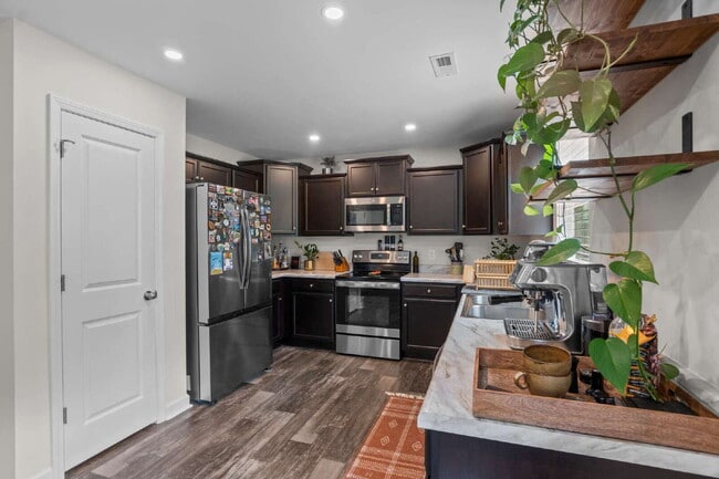 Building Photo - 410 Silverstone Pl