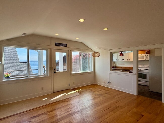 Building Photo - enchanting one bedroom beach cottage available now.....