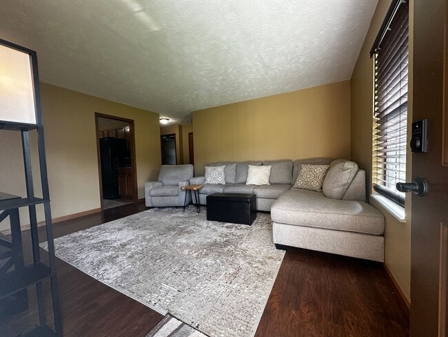 Building Photo - E. Morristown - 2 bed/1 bath duplex with b...