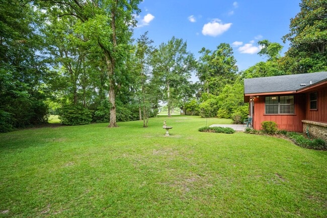 Building Photo - 18050 Steele Dr