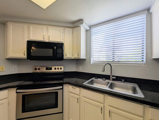 Building Photo - 4925 E Desert Cove Ave