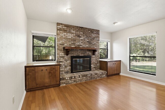 Building Photo - 4 Bedroom, 3 Bath House on 1 Acre in Fox Grove