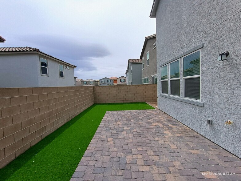 Building Photo - 9158 Surrey Wood St