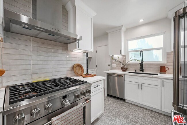 Building Photo - 9677 Charleville Blvd