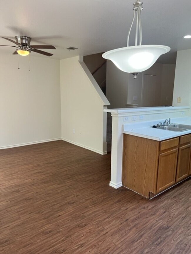 Building Photo - 915