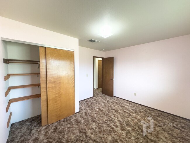 Building Photo - Spacious Home on the West Side of Redding ...