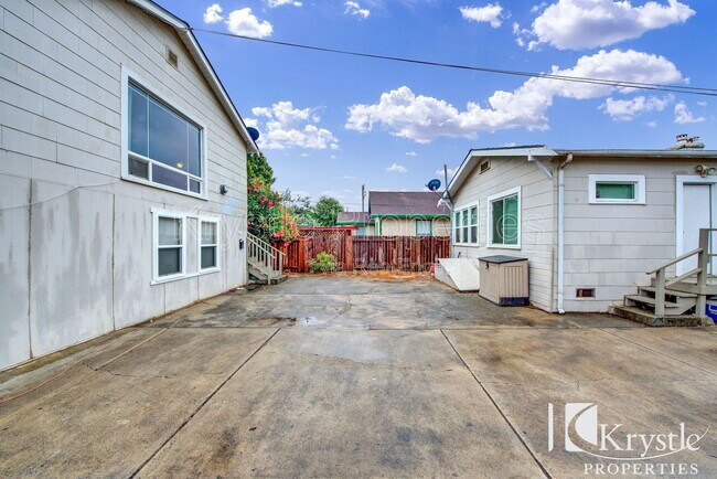 Building Photo - 320 Evans Ave