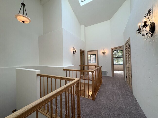 Building Photo - Spacious and Inviting 3-Bedroom, 2.5-Bath Townhome in the Heart of Menlo Park