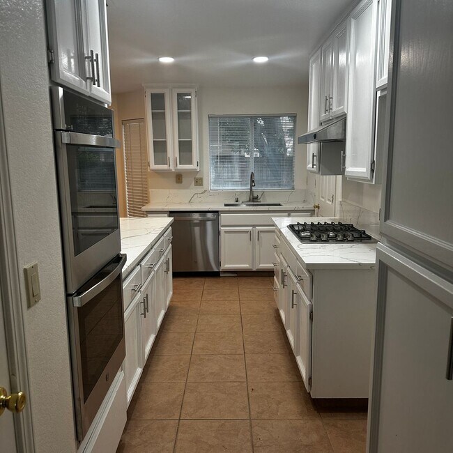 Building Photo - Elk Grove - HOUSE  FOR RENT!
