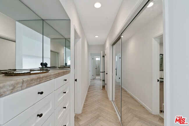 Building Photo - 3479 Wonder View Dr