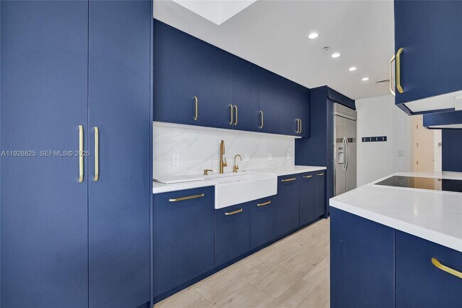 Building Photo - 848 Brickell Key Dr