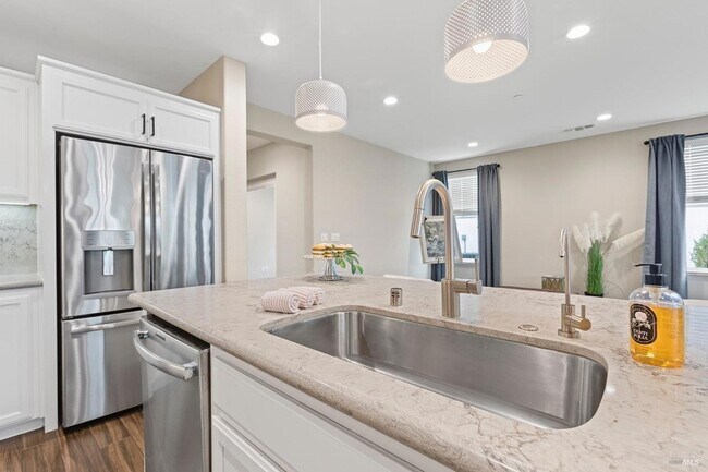 Building Photo - 343 Silver Ridge Dr