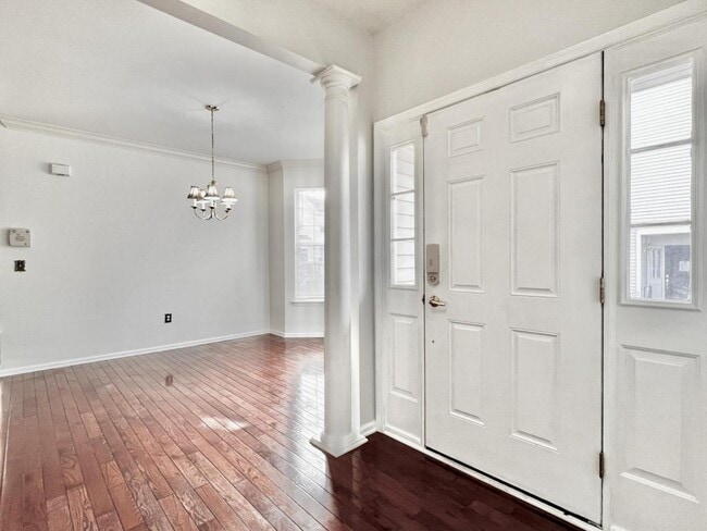 Building Photo - 211 Hawthorne Way