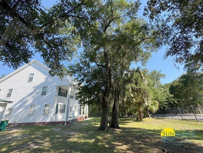 Building Photo - Furnished 4BR Waterfront Home in Fort Walt...
