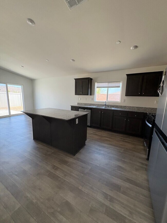 Building Photo - Beautiful Newly Built Single-Family Home-Hemet!