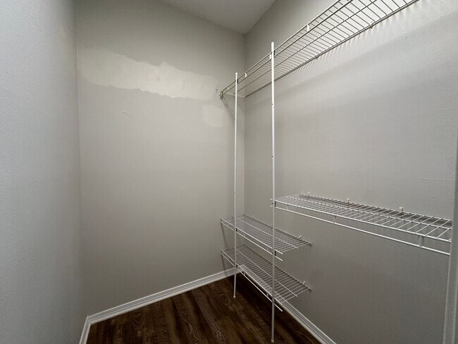 Building Photo - Recently renovated 1 bedroom 1 bath condo for rent in Riverwalk!