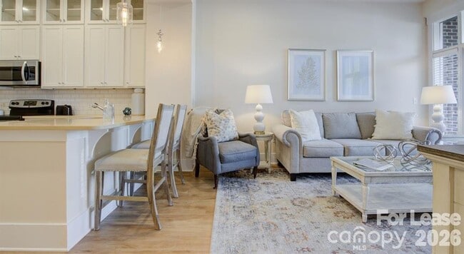 Building Photo - 16408 Holly Crest Ln