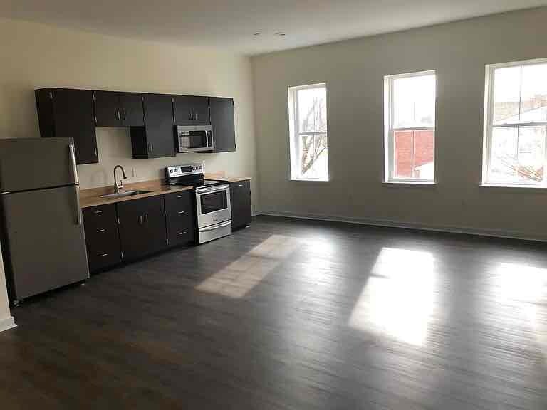 Building Photo - 320 Main St