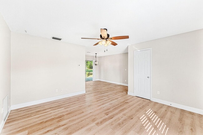 Building Photo - 2160 Fairlane Dr