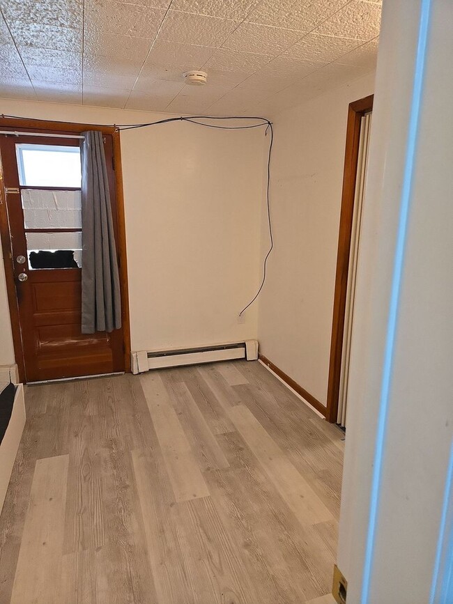 Building Photo - 4-5 Bedroom, 2 Bathroom 2-Story Detached H...