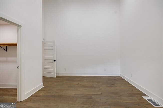 Building Photo - 2749 Memorial Dr SE