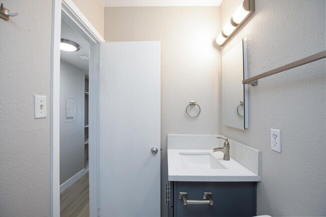 Building Photo - Spacious 4 bedroom, 2 bathroom home located in North Las Vegas