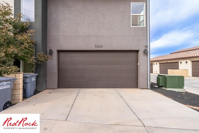 Building Photo - Spacious 2 Bedroom Unit in Desert Color Wi...