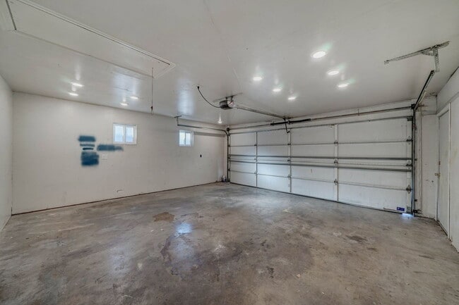 Building Photo - 2133 W Morten Ave