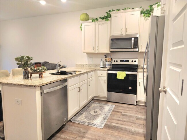 Building Photo - Discover this Stunning 3/2.5 Townhome w/ Pool and Dog Park!