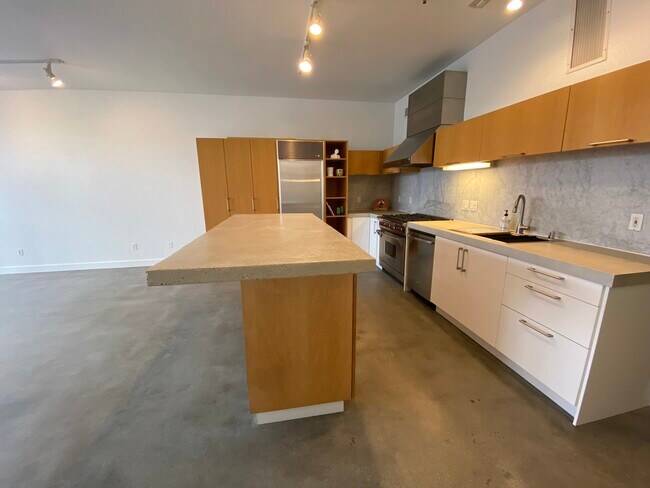 Building Photo - 615 Hampton Dr