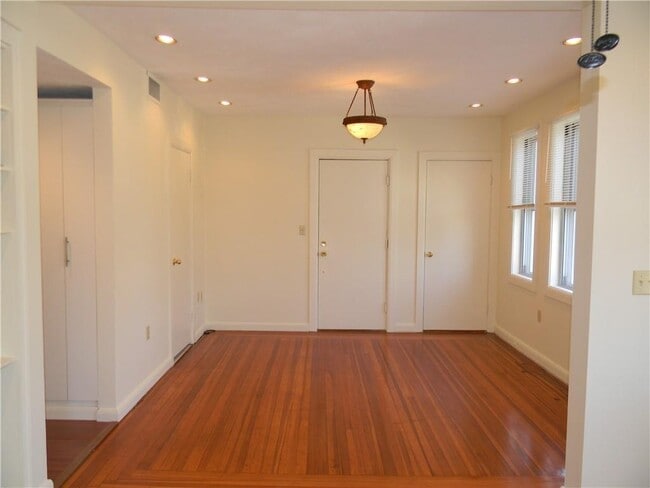 Building Photo - 152 Elmgrove Ave